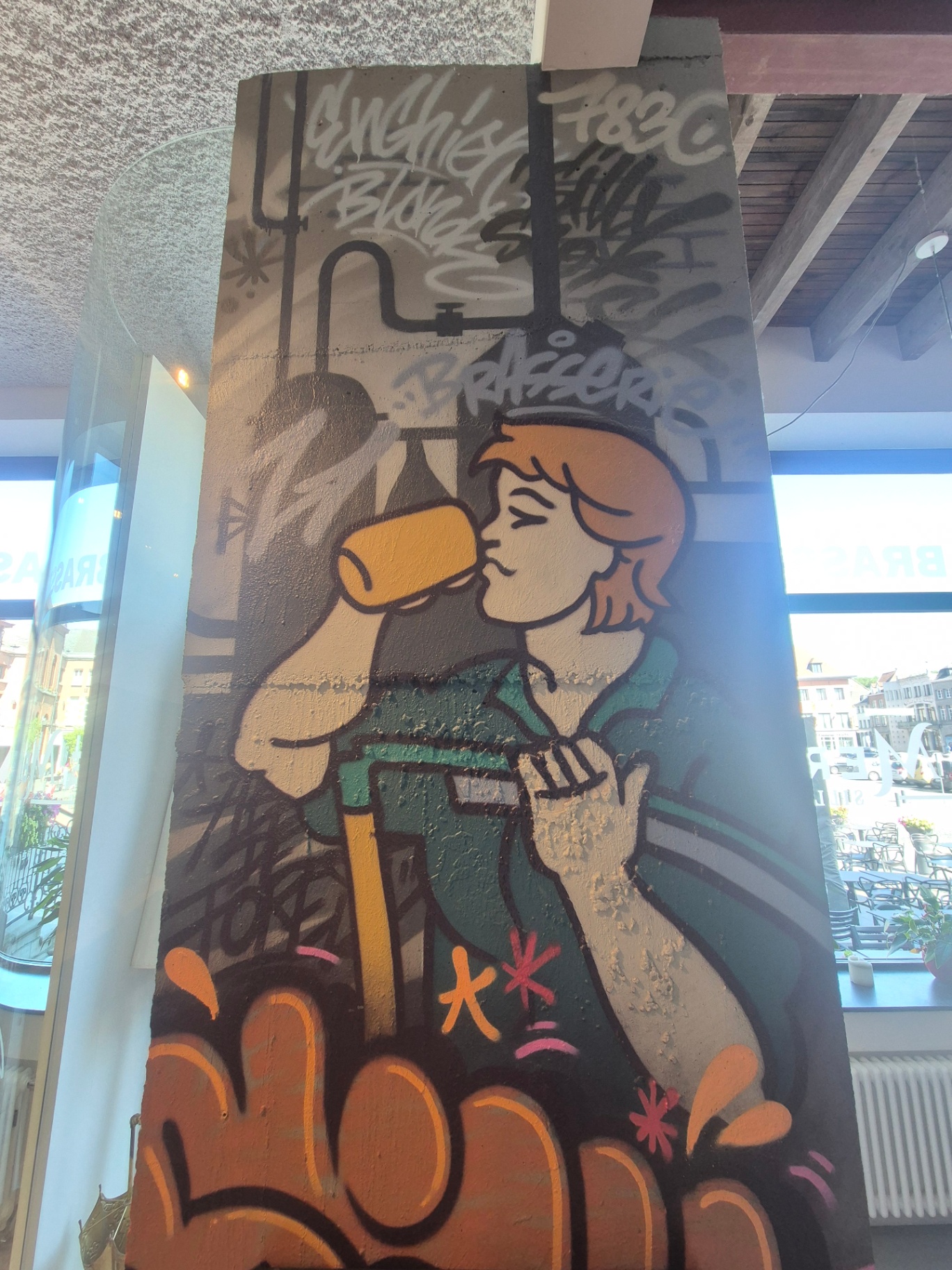 Fresque murale du brasseur — signature artistique du lieu
