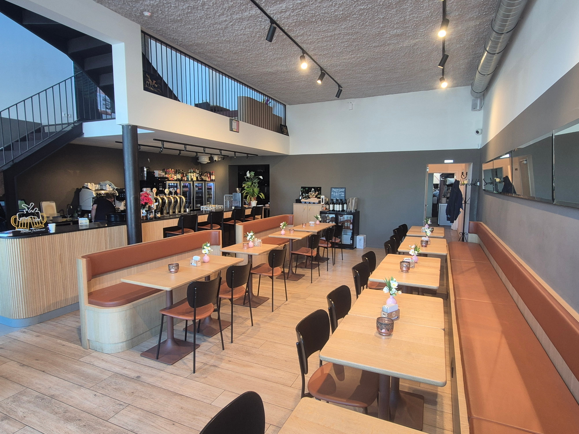 Intérieur chaleureux de la Brasserie Le Mercier à Ath